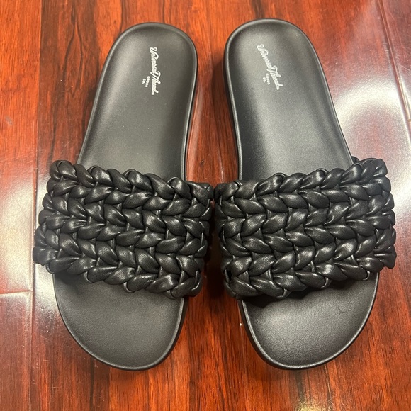 Universal Thread Shoes - NWOT Women's Renae Wide Width Slide
Sandals - Universal Thread Black 6.5W